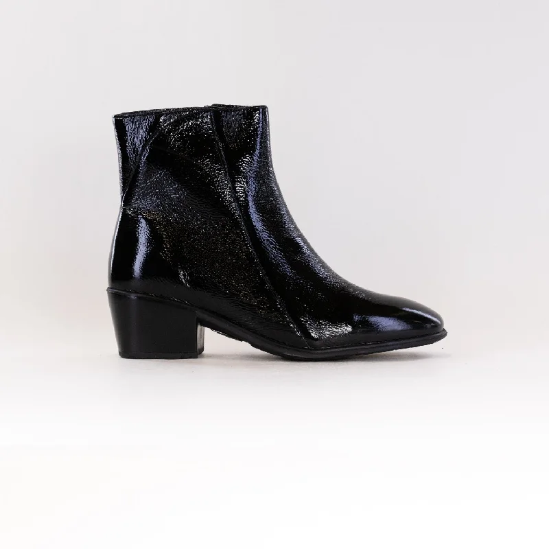 Naot Goodie (Women's) - Black Crinkle Patent Leather